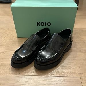 Leather loafer. Made in Italy with box and bag.